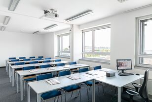 Tische und Stühle im Seminarraum des HFH-Studienzentrums Wien